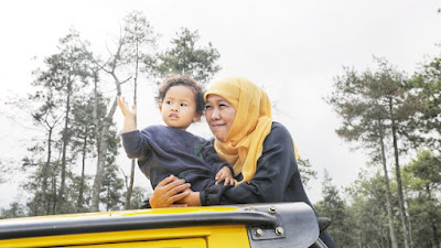 Isi Liburan Bersama Keluarga, Gubernur Khofifah Jajal Serunya Off Road dan Nikmati Keindahan Alam di Atas Bukit Jengkoang