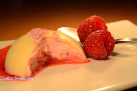 Dôme chocolat blanc, mousse de framboises et coulis de framboises