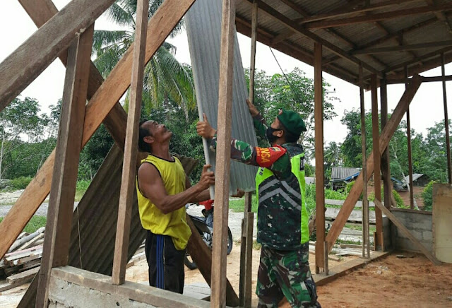 Lakukan Komsos Warga desa Seleman, Babinsa Andi Hakim Minta Warga Bekerja Berhati-Hati dan Terapkan Prokes