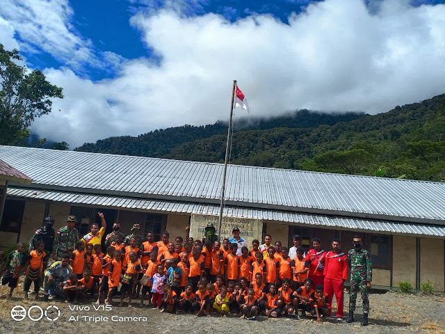 Bentuk Karakter Generasi Muda, Satgas TNI Yonif 756/WMS Mengajar di Pedalaman Papua