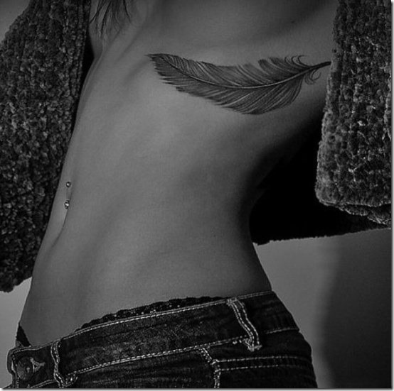 cool_plume_tatouage_sous_la_poitrine