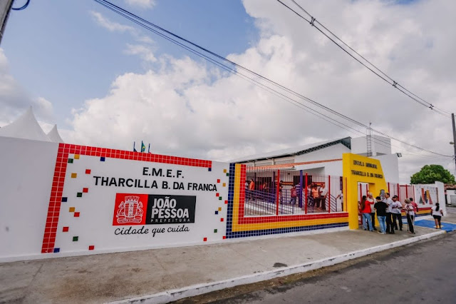 Cícero Lucena entrega reestruturação de escola no Grotão e autoriza troca da iluminação por LED na Penha