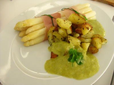 Spargel im Schinkenmantel mit Schnittlauchschleifchen, Bratkartoffeln und Sauce von grünem Spargel | Arthurs Tochter Kocht by Astrid Paul