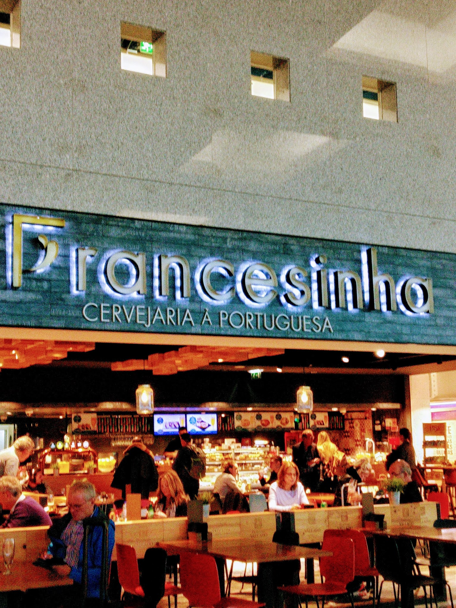 AIRPORT RESTAURANT PORTO