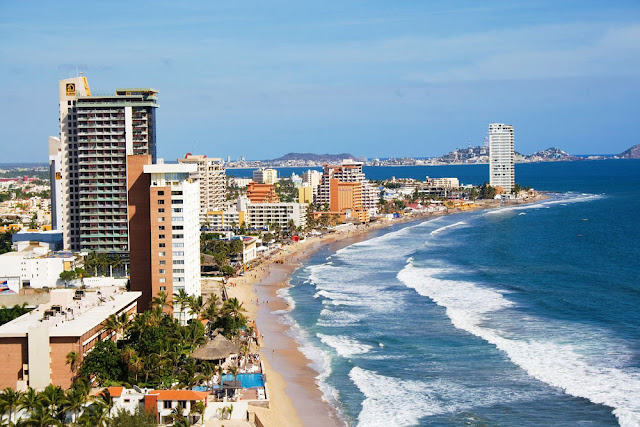 Turismo visita playa Mazatlán