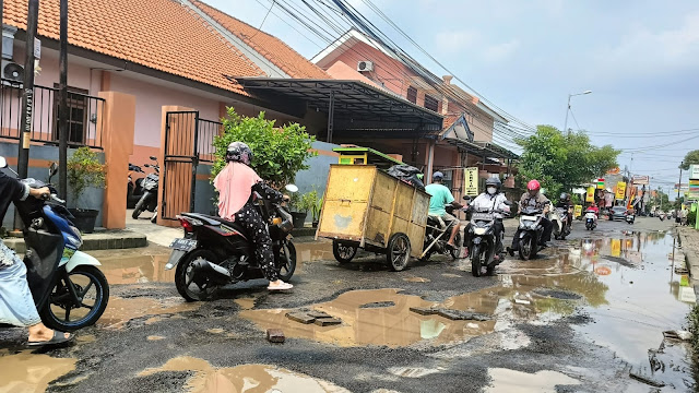 Cuman Tambal Sulam, Baru Diperbaiki Dua Minggu, Jl Wijaya Kusuma Sekardangan Rusak Lagi