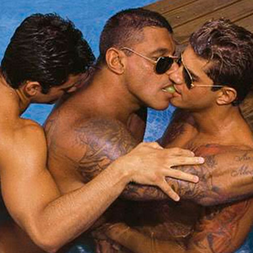 Alexandre Frota pelado beijando um homem em ensaio nu para a G Magazine