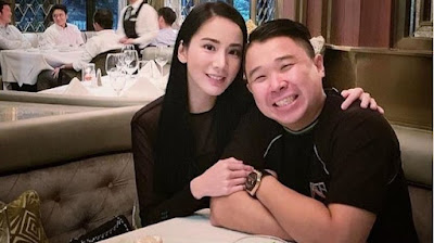 Delapan Tahun Bercerai, Jill Gladys Putuskan Rujuk.  Jill Gladys akhirnya rujuk dengan Yuan Wibowo, setelah delapan tahun bercerai. Keduanya resmi bercerai pada tahun 2008. Dari pernikahan mereka, lahir seorang putra bernama Lord Damien Firston. Saat menikah, usia Jill Gladys masih 19 tahun, sementara Yuan baru 22 tahun. Menikah di usia yang masih tergolong muda, membuat Jill Gladys mengaku masih memiliki rasa egois yang tinggi. Lantas apa yang membuat Jill Gladys memutuskan untuk rujuk dengan Yuan Wibowo? Kenapa pula Jill dan Yuan belum mengurus administrasi rujuk usai diputuskan bercerai oleh Pengadilan Negeri?  Kehidupan cinta Jill Gladys memang penuh liku. Jill pernah menjalin hubungan cinta dengan Delon, kemudian menjalin kisah asmara dengan Beft Nando. Namun sayang, hubungannya dengan Beft dinodai dengan kekerasan dan penganiayaan, sehingga Jill Gladys merasa trauma. Jill juga sempat menjalin hubungan dengan seorang pengusaha selama lima tahun. Namun hubungan tersebut lagi-lagi gagal di ujung rencana pernikahannya.  Dalam renungan kehidupannya, Jill Gladys yang masih berkomunikasi dengan mantan suami, akhirnya menyadari, jika Yuan Wibowo adalah lelaki yang paling mengerti tentang dirinya. Selama masa perpisahan tersebut, tidak sekalipun Yuan menyakiti hatinya.  Apalagi buah hati mereka, Lord Damien Firston sangat dekat dengan ayahnya. Hati Jill Gladys kemudian tersentuh dan mengizinkan Yuan untuk menginap di rumahnya, demi sang anak. Lama kelamaan, Jill kembali tersadar, jika sebenarnya kebahagiaan anak adalah ketika melihat orangtuanya berkumpul kembali.  Kurang lebih dua tahun Yuan bisa menginap di rumah Jill, kondisi tersebut akhirnya membuat keduanya sepakat untuk rujuk. Lantas bagaimana cerita kehidupan keduanya sehari-hari? Benarkah Jill Gladys dan Yuan sepakat untuk mencegah tidak lagi memiliki anak? Semua akan terjawab, melalui sesi wawancara berikut ini.  Jill Gladys enggan mengungkapkan, kapan persisnya sepakat untuk rujuk dengan Yuan Wibowo. Hanya, sebelumnya sudah hampir dua tahun Yuan bolak balik menginap di rumahnya demi buah hati mereka. Hari demi hari yang dilalui bersama, justru kembali mendekatkan Jill dan Yuan. Bahkan kemudian mereka pun memutuskan untuk membangun bisnis bersama.  Sekarang katanya sedang bisnis ya? Iya, sekarang sedang jalani tiga bisnis, selain itu juga sekarang masih banyak jadwal jadi bintang tamu di televisi dan cooming soon, ada syuting sinetron stripping yang tayang di SCTV. Judulnya belum tahu, tapi dari rumah produksi sudah rikues jadwal.  Delapan bulan nggak akting, memang kemana saja? Aku selesai stripping itu Maret kemarin. Memang ada sekitar delapan bulan nggak akting, karena urus bisnis baru ini. Baju batik moderen bersama tante yang juga manajerku, bisnis bantal guling dan selimut 100 persen bulu angsa juga bisnis bersama teman-teman kecilku, kuliner. Ini kulinernya camilan sehat, nggak goreng dan bakar, semua serba rebus.  Ada banyak tawaran sebenarnya, cuma kan ini baru merintis bisnis, nggak bisa langsung ditinggalin. Untungnya pihak rumah produksi mengerti. Cuma saat ini sudah mendesak nih diminta syuting, hahaha.  Menikmati bisnis, berarti sudah nggak mau syuting sinetron? Paling ambil yang tidak makan waktu saja, seperti host, mc atau hal lain yang tidak terlalu memakan waktu setelah selesai kontrak sinetron yang terbaru nanti. Paling kalau akting, FTV saja.  Banyak yang menyebut, perjalanan cinta kamu itu nggak mulus. Tanggapan kamu? Ya memang sih. Aku sudah jadi single parent itu tahun 2008-an, ketok palu perceraian. Kalau dihitung tahun ini kurang lebih delapan tahun. Selama itu semua juga tahu ya aku sempat pacaran dengan penyanyi yang itu, hahaha. Sempat pacaran juga lima tahun agak lama dengan pengusaha setelah itu yang tadinya aku pikir kita akan menikah, ternyata ya manusia hanya bisa berencana, Tuhan yang menentukan. Sudah berakhir sih sekitar 2,5 tahunan yang lalu.  Berarti sekarang sudah nggak punya pasangan lagi? Jadi begini, aku mengambil hikmahnya adalah karena sudah ada anak aku nggak bisa egois untuk diri sendiri lagi. Apapun keputusan yang aku ambil juga harus memikirkan anak. Dia suka atau nggak suka, cocok atau nggak cocok. Setelah putus dari yang terakhir, baru anak ngobrol banyak sama aku. Mulai mengeluarkan unek-uneknya. Intinya adalah dia kurang setuju aku ada pengganti yang lain. Dia tidak mau ada papa tiri karena dia merasa yang sudah-sudah ke dia itu tidak terlalu sayang. Mungkin karena anak sensitif ya, timbul rasa sedih. Aku berpikir satu-satunya yang akan menemani aku sampai tua nanti kan anakku. Jadi aku pikir apa salahnya dengerin apa yang jadi unek-uneknya dia.  Memang unek-uneknya apa? Dia tetap sayang dan hubungannya tetap baik ya, sama papa kandungnya.  Jadi sekarang rujuk? Kesimpulannya akhirnya rujuk dan itu memang yang terbaik buat anak yang aku lihat. Kebetulan si papanya belum menikah lagi.  Memang hubungan dengan mantan suami waktu itu masih baik? Hubungan aku dan papanya anak sangat baik, meski waktu itu pisah. Bahkan dahulu aku sering curhat sama dia, jadi satu-satunya orang yang dekat dengan aku. Karena kita kan punya anak, jadi dia nggak pernah menjelekkan aku atau memberi jalan keluar yang salah. Karena apa yang terjadi sama aku, pasti akan berimbas ke anak. Dia bagi aku the best partner. Kita sama-sama belajar, dia pernah juga pernah punya beberapa pacar setelah pisah, cuma akhirnya kita berpikir tidak mudah menjalaninya karena sudah punya anak. Mungkin kalau masih belum punya anak beda cerita ya.  Kamu memang pernah berdoa untuk rujuk lagi? Mungkin berkat doa keluarga juga ya, hahaha. Aku lebih merasa ini sudah garis hidup, takdir aku. Aku berasa namanya hidup itu pelajaran yang harus kita ambil. Dulu aku belum dewasa, sekarang sudah lebih dewasa dari pengalaman hidup. Jadi aku pikir dulu masih egois, nggak mikirin anak. Sekarang aku pikir ini jalan Tuhan untuk menegur aku, dengan cara seperti ini, pacaran dengan si A si B sampai akhirnya aku sadar ternyata yang terbaik Tuhan pilihkan di awal.  Ada tanggapan dari teman-teman dan keluarga kamu tentang rujuk ini? Aku selalu bilang sama teman-teman aku, kita manusia otak cuma segede bakpau, yang kita pikirkan cuma sejauh itu. Tapi yang punya dunia ini, lebih tahu karakter kita, lebih tahu yang terbaik buat kita yang mungkin kelihatannya sekarang buat kita nggak baik, kok gini nggak sesuai. Tapi kita nggak tahu ke depannya. Aku belajar mengamini saja dari apa yang terjadi. Aku yakin itu yang terbaik.  Meski sudah sepakat untuk rujuk, namun Jill Gladys dan Yuan sepakat untuk tidak memiliki momongan lagi. Hal tersebut lantaran, keduanya ingin fokus pada anak pertamanya. Namun jika memang Tuhan menentukan lain, Jill pun siap jika ia hamil lagi.  Katanya rujuk, sudah urus surat-suratnya? Ya memang (sepakat) rujuk, tapi secara surat belum. Sekarang aku lebih memantapkan lagi karena kita sudah lama pisahnya, meski tetap komunikasi tapi nggak serumah. Sekarang sedang beradaptasi dahulu. Soal surat negara dan lain-lain itu nggak ada jaminan, dulu ada surat menikah tapi kandas, nggak jaminan juga. Sekarang lebih memantapkan diri dahulu, apa sih kemarin-kemarin yang hilang dari hubungan terdahulu.  Lalu apa nanti yang akan tetap membuktikan kalian masih dalam pernikahan? Kalau dahulu kita kan menikah di gereja, kan tidak ada perceraian. Jadi di gereja surat pernikahan kita masih ada, cuma ini negara saja. Tinggal bawa surat itu ke catatan sipil dan kembali dicatat.  Sekarang tinggal satu rumah? Ya, sekarang sudah tinggal satu rumah hampir dua tahun. Mulai adaptasi lagi. Salah satu bisnis aku juga dia yang urus administrasinya.  Wah, sepertinya akan nambah anak nih? Aku dan papanya anakku sudah bilang nggak mau. Kita anak sudah besar 10 tahun, nggak kebayang urus bayi lagi, hahaha. Cukup dan enjoy saja dengan kondisi yang sekarang.  Tapi kalau memang kamu hamil bagaimana? Nggak lah, kan dicegah, hahaha. Nggak usah dibahas lagi. Untuk saat ini sepertinya nggak niat punya anak lagi. Tapi ya itu, nggak tahu juga ke depan. Manusia kan cuma bisa berencana, yang menentukan tetap Tuhan juga. Sekarang lebih ke kualitas saja, seperti kemarin liburan bareng.  Ada yang berbeda saat ini dari pasangan kamu? Dia sudah ngalamin hidup tanpa aku beberapa tahun, aku juga. Tanpa disadari karakter juga beda maksudnya dia yang dulu dengan sekarang beda, aku juga, kami seperti lebih dewasa. Contoh sederhananya, dulu dia suka manis ternyata dia takut manis sekarang, karena mikir kesehatan. Itu saja sudah ada perbedaan dan aku beradaptasi lagi.  Kalau kamu sendiri, perubahan apa yang dirasakan? Kalau dulu lebih egois kalau ada maunya ya maunya, penyebab cerainya juga aku merasa kalauaku keras kepala. Keluarga itu seperti yang ada di otak aku saja, kalau di otak aku salah ya salah. Tapi sekarang berpikirnya beda kalau hidup berumah tangga ada dua sisi. Harus mengerti dia, perasaan dia. Dulu mah nggak peduli. Sekarang lebih toleransi.  Apa yang kamu pelajari dari kegagalan pernikahan pertama dengan Yuan? Dulu aku nikah 19 tahun, dia 22 tahun dan kita menikah muda karena orangtua suami itu anak sebatang kara, satu-satunya. Saat ketemu aku dia nggak mau kehilangan orang yang disayangi lagi. Karena itu kita memutuskan cepat-cepat nikah. Yah, namanya juga nikah muda, ada saja masalahnya. Nggak mau denger orangtua, kalau sudah ada maunya ya maunya. Sebelum cerai aku sudah sibuk syuting, banyak tawaran pekerjaan. Dulu aku menganggap nggak ada suami, bisa hidup kok. Tapi ternyata uang bukan segalanya. Orang hidup bukan hanya butuh makan, tapi psikologis juga terutama anak. Anak itu proyek masa depan, proyek seumur hidup.  Kalau anak ada perubahan? Dulu anakku itu kurus banget, ternyata aku baru tahu dia punya tekanan batin melihat orangtuanya berpisah. Sekarang lebih dari sehat malah, karena dia happy papa mamanya sudah kumpul lagi.  Pernah membahas masa lalu? Kita membahas tapi menghindari keributan. Kita masing-masing nggak ada yang bilang dulu pacaran sama si A atau menyebut mantan nggak ada itu. Malah ada kejadian baru-baru ini mantannya suami menikah, karena aku kenal satu gereja, dia ngundang. Kalau suami sih bilang nggak usah datang tapi malah justru aku bilang kalau nggak datang malah aneh. Apalagi kan kita sudah rujuk dan si pengundang juga sudah menikah. Semua sudah masa lalu.  Jika sekarang rujuk, kamu menyesal pernah bercerai? Jadi aku selalu bilang, satu hari pun hilang dari masa lalu, mungkin kita nggak alami hari ini. Mungkin aku juga ada rasa penyesalan, maksudnya kenapa punya pacar si A si B, tapi kalau ada yang hilang, belum tentu jadi seperti ini. Siapapun yang ada di masa lalu, kita hargai saja. Kita berdamai saja dengan masa lalu.  Selama napas masih ada, selama cinta masih tumbuh dan selama rasa sayang itu masih berlabuh, Jill Gladys percaya, kisah rujuknya dengan Yuan kali ini mengantarkan kepada kebahagiaan. Sebab, ia harus melihat masa depan buah hatinya yang tidak ingin kedua orangtuanya berpisah. Karena itu, Jill Gladys akan memanfaatkan kesempatan kedua ini dengan sebaik-baiknya. Semoga selalu dalam kebahagiaan ya Jill Gladys.