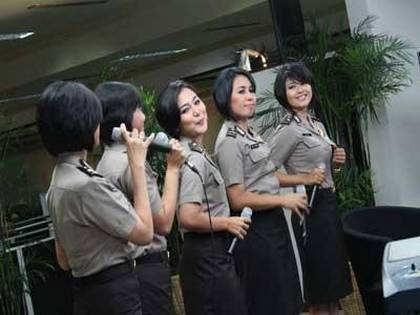 girlband polisi wanita diva baranita