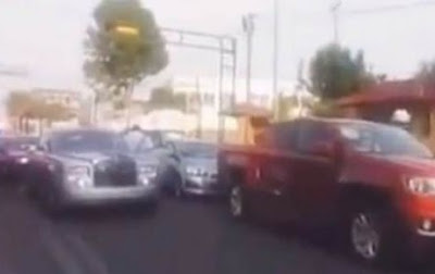 Video: Escoltas de #LordRollsRoyce golpean a automovilista