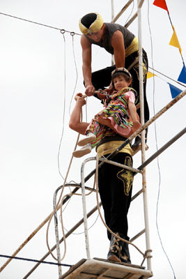 uzbek acrobats, uzbekistan dorboz, uzbek art carft tours