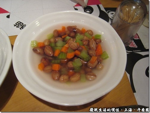 上海斗香園，鹽水花生RMB6，真的把花生泡在鹽水裡端出來！花生還有脆度，吃起來還不錯。