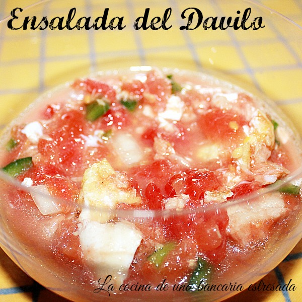 Receta de ensalada de tomate en lata, pimientos, atún, cebolla y huevo frito