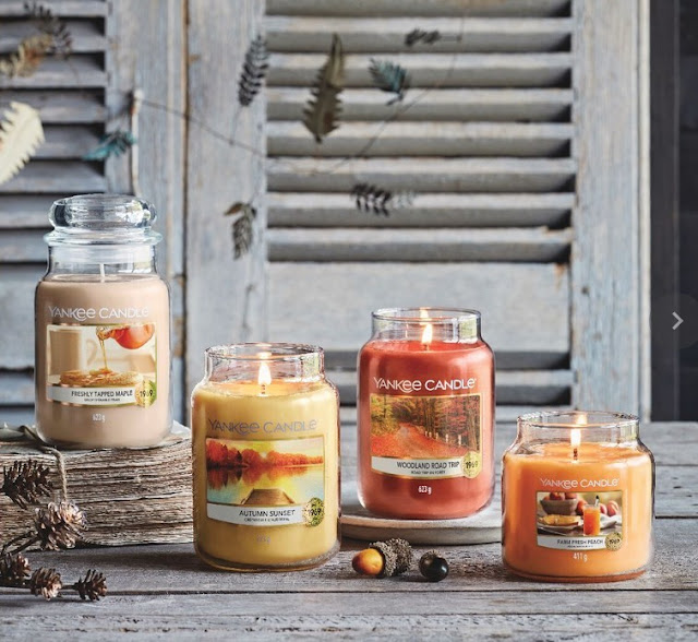 yankee candle fall 2021 collection, bougies automne yankee candle, yankee candle crépuscule d'automne, yankee candle sirop d'érable frais, yankee candle pêche savoureuse, yankee candle road trip en forêt, nouveaux parfums yankee candle, bougies yankee candle