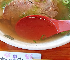 琉球アーサそばのスープの写真