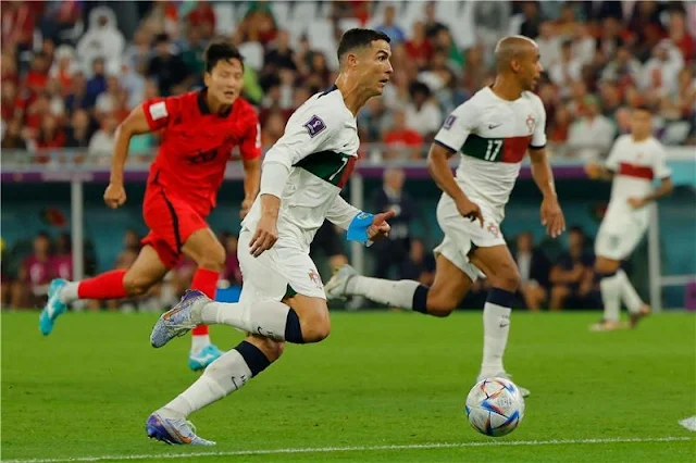 وكالة البيارق الإعلامية حقق منتخب كوريا الجنوبية انتصارا تاريخيا ضد البرتغال بنتيجة (2-1)، مساء اليوم الجمعة، في ختام دور المجموعات لنهائيات مونديال "قطر 2022". سجل الأهداف لكوريا الجنوبية، كل من كيم يونج جون وهوانج هي تشان في الدقيقتين (27 و91)، بينما سجل ريكاردو هورتا للبرتغال في الدقيقة 5. وبهذا الانتصار رفع المنتخب الكوري رصيده إلى 4 نقاط في المركز الثاني، ليحسم التأهل خلف المتصدر البرتغال صاحب ال6 نقاط. هدف مبكر.. ورد سريع حقق منتخب كوريا الجنوبية انتصارا تاريخيا ضد البرتغال بنتيجة (2-1)، مساء اليوم الجمعة، في ختام دور المجموعات لنهائيات مونديال "قطر 2022". سجل الأهداف لكوريا الجنوبية، كل من كيم يونج جون وهوانج هي تشان في الدقيقتين (27 و91)، بينما سجل ريكاردو هورتا للبرتغال في الدقيقة 5. وبهذا الانتصار رفع المنتخب الكوري رصيده إلى 4 نقاط في المركز الثاني، ليحسم التأهل خلف المتصدر البرتغال صاحب ال6 نقاط. هدف مبكر.. ورد سريع بدأت المباراة بضغط برتغالي، حيث أرسل بيبي لاعب خط الدفاع كرة للأمام وصلت لدالوت الذي استلم ومرر عرضية أرضية نحو ريكارد هورتا الذي أسكنها في الشباك، ويمنح البرتغال التقدم في الدقيقة 5. وانطلق جواو كانسيلو الظهير الأيسر للبرتغال، وراوغ دفاع كوريا الجنوبية وسدد كرة تصدى لها الحارس في الدقيقة 14. ونجح يونج جون كيم في تسجيل هدف التعادل لكوريا الجنوبية في الدقيقة 27، من ركلة ركنية وصلت الكرة له داخل منطقة الجزاء، وسدد يونج أسفل يسار الحارس ديوجو كوستا. محاولات رونالدو وتلقى كريستيانو رونالدو قائد البرتغال، تمريرة في عمق دفاع كوريا الجنوبية، وانطلق وسدد كرة بوجه القدم، لولا تدخل الحارس الذي تصدى لها، قبل أن يشير حكم اللقاء لوجود تسلل، في الدقيقة 29. وسدد فيتينيا لاعب منتخب البرتغال كرة، تصدى لها حارس كوريا الجنوبية بدون أي مشكلة في الدقيقة 35. وصوب هيونج مين سون لاعب منتخب كوريا الجنوبية، كرة أرضية من خارج منطقة الجزاء، وصلت بسهولة بين أحضان ديوجو كوستا حارس مرمى البرتغال في الدقيقة 40. وأرسل فيتينيا لاعب منتخب البرتغال تصويبة صاروخية من خارج منطقة الجزاء، تصدى لها حارس كوريا الجنوبية، لترتد أمام كريستيانو رونالدو الذي سدد كرة رأسية بعيدا عن المرمى برعونة شديدة، في الدقيقة 42. وانتهى الشوط الأول بالتعادل الإيجابي بهدف لمثله. تراجع برتغالي ومع بداية الشوط الثاني، لم يظهر المنتخب البرتغالي بالضغط المعتاد، ولم يهدد مرمى كوريا. وقرر فرناندو سانتوس المدير الفني لمنتخب البرتغال سحب رونالدو والدفع بأندريه سيلفا بدلا منه في الدقيقة 65. ولعب ديوجو كوستا حارس مرمى البرتغال دورا مهما في الصدي لتسديدات لاعبي كوريا الجنوبية سون ومن قبله هوانج. وطالب لاعبو كوريا الجنوبية باحتساب ركلة جزاء، نظرا لوجود لمسة يد على جواو كانسيلو داخل منطقة الجزاء، في الدقيقة 71، لكن حكم المباراة رفض احتساب أي شيء. هدف قاتل واحتسب حكم المباراة ركلة حرة مباشرة لمنتخب كوريا الجنوبية، انبرى لتنفيذها سون الذي سدد بجانب القائم الأيسر للحارس ديوجو كوستا في الدقيقة 73. ونجح هوانج هي تشان في تسجيل هدف الانتصار القاتل لبلاده كوريا الجنوبية، في الدقيقة 91، حيث تلقى تمريرة بينية من سون داخل منطقة الجزاء وسدد كرة أرضية في شباك ديوجو كوستا. وتراجع لاعبو كوريا الجنوبية للدفاع في الدقائق المتبقية من المباراة، بعدما حققوا المفاجأة وقطعوا تذكرة العبور لثمن نهائي المونديال.