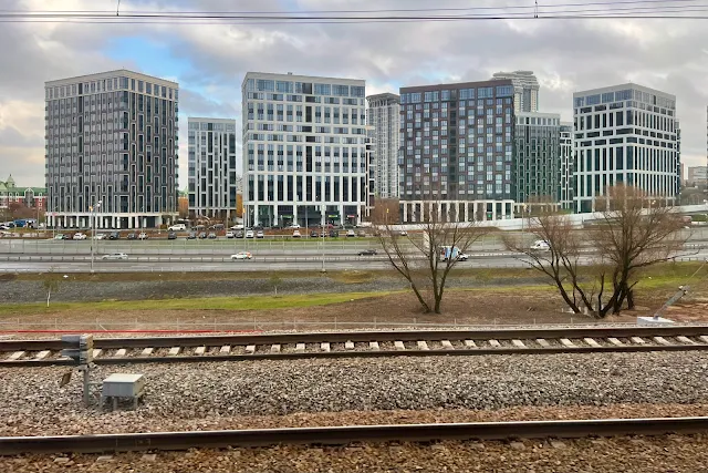вид из окна поезда, проспект Генерала Дорохова, строящийся жилой комплекс West Garden