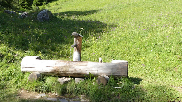 Idyllischer Brunnen am Rosengarten, Dolomiten