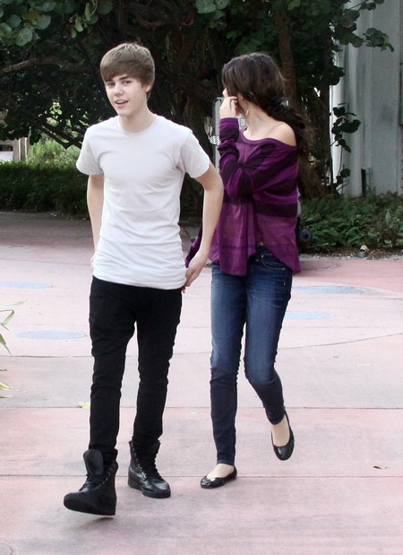 fotos de justin bieber e selena gomez. house Os fãs de Justin Bieber,