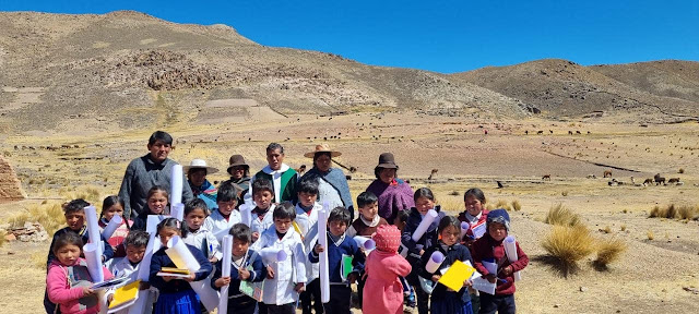 Sehen Sie uns heute Morgen in der Bildungseinheit von Llavisa, wie wir die Schulmaterialien an die Kinder liefern. Die sehr glücklichen Schüler empfingen die Spenden und danken ihnen ganz herzlich. Llavisa Potosi – Bolivien