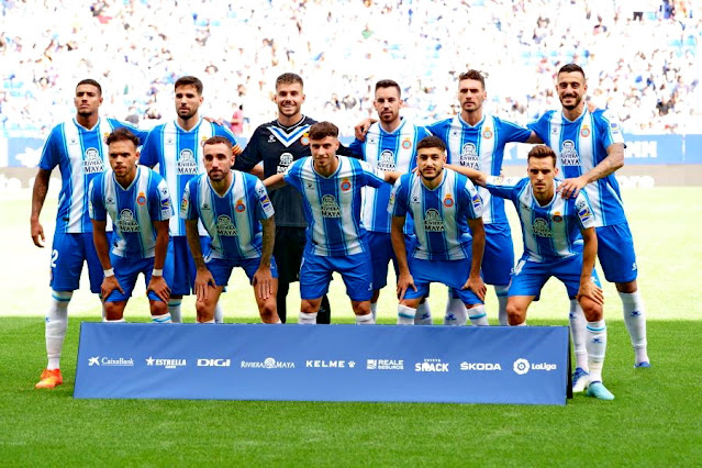 R. C. D. ESPANYOL DE BARCELONA. Temporada 2022-23. Vinicius Costa, Leandro Cabrera, Álvaro Fernández, Edu Expósito, Sergi Gómez, Joselu. Martin Braithwaite, Sergi Darder, Javi Puado, Óscar Gil, Brian Oliván. R. C. D. ESPANYOL DE BARCELONA 2 SEVILLA F. C. 3 Sábado 10/09/2022, 16:15 horas. Campeonato de Liga de 1ª División, jornada 5. Cornellá de Llobregat, Barcelona, RCDE Stadium: 20.135 espectadores. GOLES: 0-1: 1’, Eric Lamela. 0-2: 26’, José Ángel Carmona. 0-3: 45’, José Ángel Carmona. 1-3: 49’, Joselu Mato, de penalti. 2-3: 62’, Martin Braithwaite.