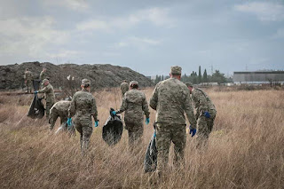 Военнослужащие Черногории собирают мусор