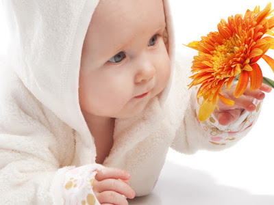 foto de bebe con flor
