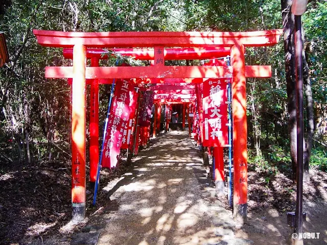 三重県熊野市「花窟神社」稲荷社・龍神社