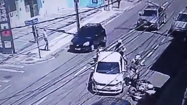 Carro atropela policiais e foge em alta velocidade; veja vídeo