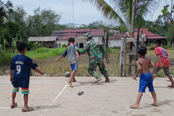 Senangnya Anak-Anak di Desa Kuala Mandor B Bermain Bola Bersama Anggota Satgas TMMD Ke-111 Kodim 1207/Pontianak