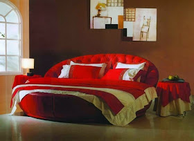 Model desain kamar dominasi warna merah