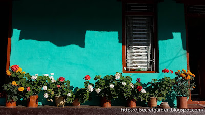 Poon Hill Tikhedhunga tea house - Sushma Guesthouse turquoise facade