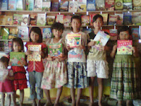 relawan kecil yang merapikan buku pembaca