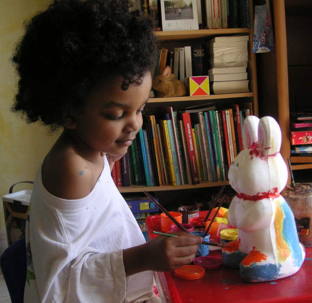 Sonia décorant un lapin de Pâques en 2007