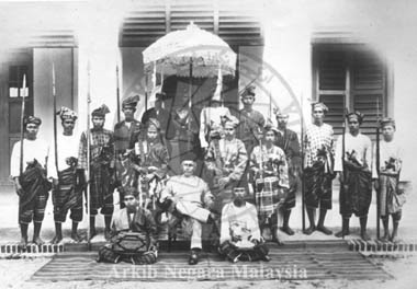 His Highness Sultan Ahmad Maatham Shah ibni Almarhum Ali, Sultan of Pahang and his followers. Note : Taken probably before or after the First Federated Malay States (F.M.S.) Durbar in Kuala Kangsar in 1897. G.1675 (N.40)