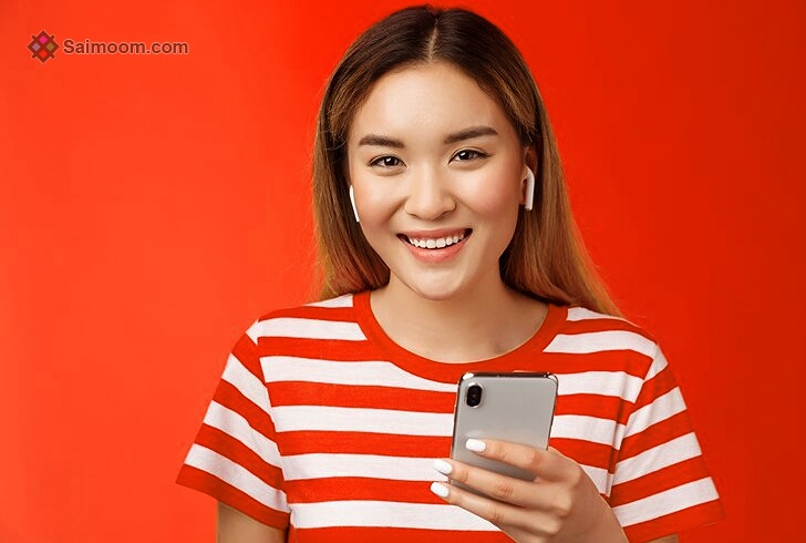 Cute Girl with Earbuds - Saimoom.com