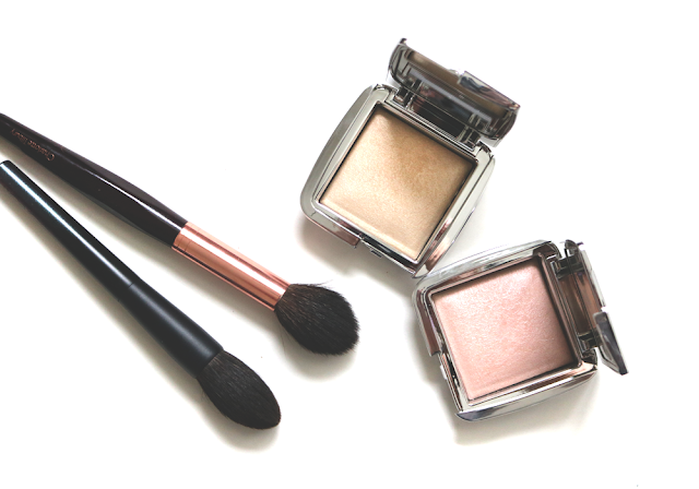 Hourglass Ambient Strobe Lighting Powder in Brilliant and Iridescent 