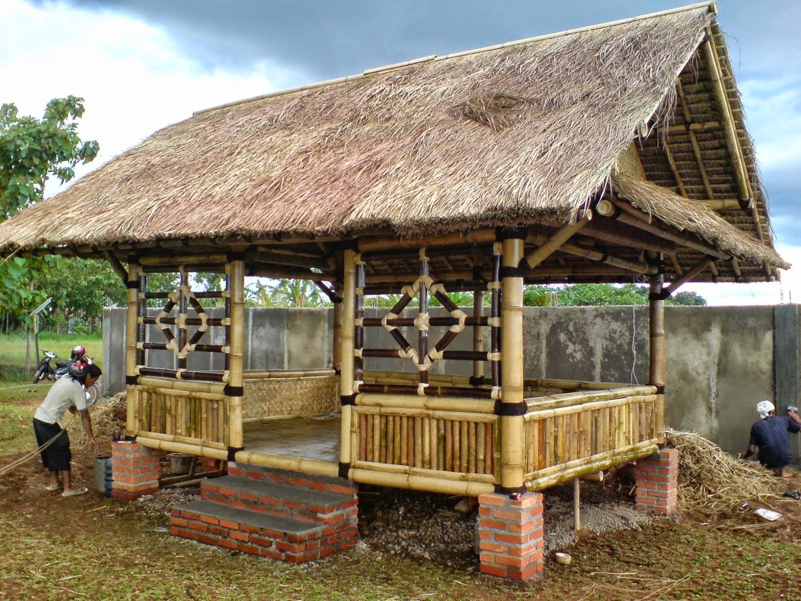 Jual saung  bambu  jasa perakit rumah bambu  saung  kayu 