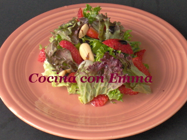 Ensalada con frutos secos y fresas.