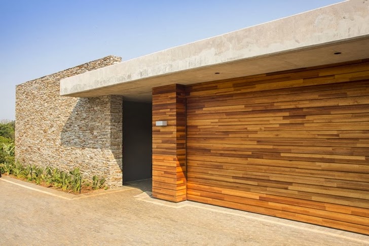 Wood and stone facade on Modern Mansion by Metropole Architects 