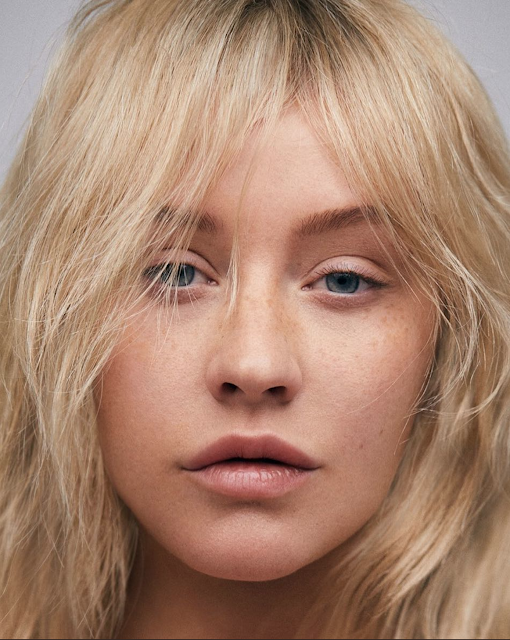 Christina Aguilera se dejó la cara libre de maquillaje para la Revista Paper