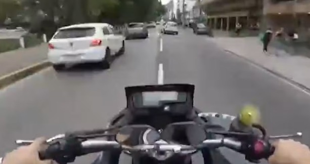 Com câmera no capacete, motociclista flagra o próprio acidente