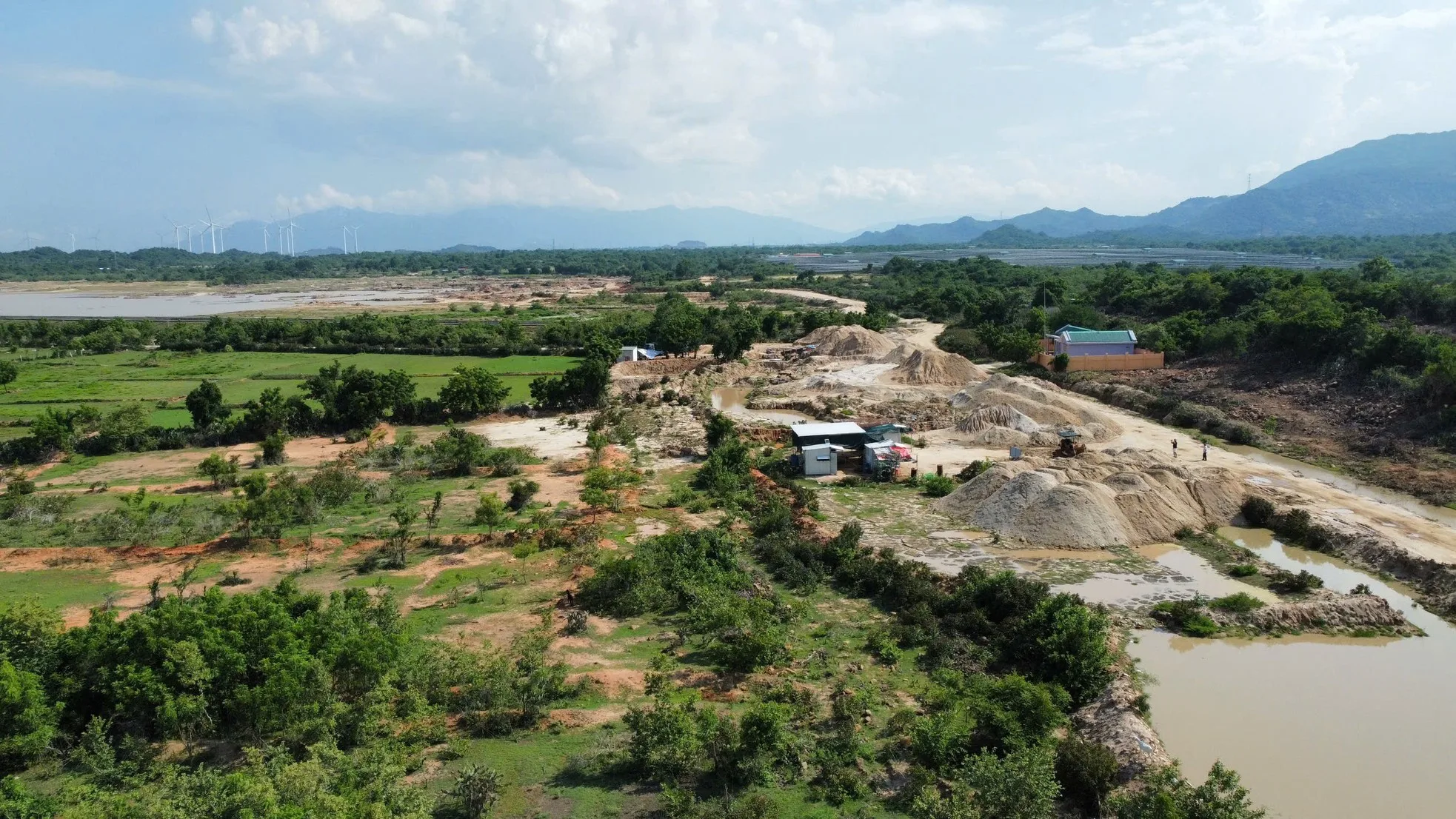 Ngang nhiên đưa cát nạo vét ra khỏi hồ Tà Ranh - Ninh Thuận