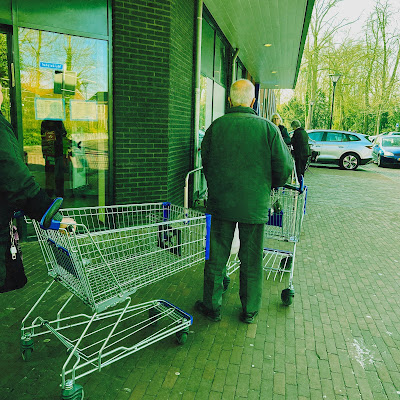 Mensen in de rij om winkelwagentje terug te brengen