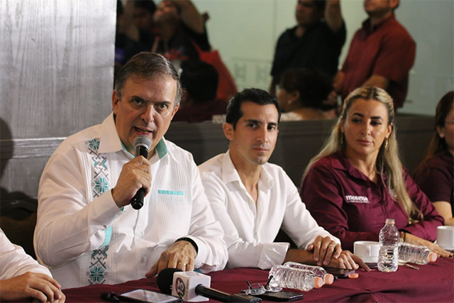 Marcelo Ebrard en conferencia de prensa acompañado por Rommel Pacheco candidato a la alcaldíoa de Mérida