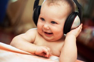 Foto gambar bayi lucu mendengarkan musik 9