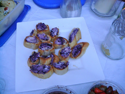Crostini with blueberries and goat cheese