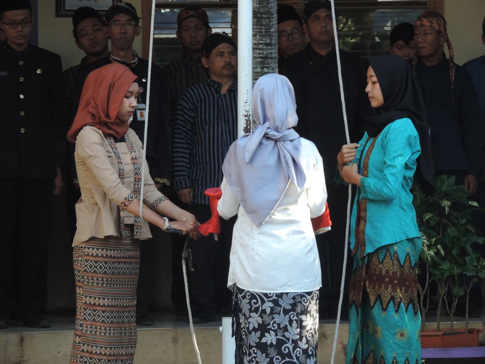 Kepala SMK N 4 Semarang Felik Yuniarto M M bertindak sebagai pembina upacara peringatan hari Kartini Tahun 2019