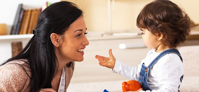 Mãe conversando com filha. como lidar com filhos que mentem, crianças que mentem, filhos que mentem o que fazer, porque as crianças mentem, como lidar com crianças que mentem, o que fazer quando os filhos mentem, filhos que mentem para os pais