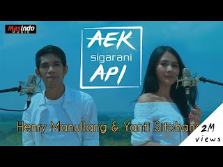 Lirik lagu Batak Aek Sigara Ni Api |Henry Manullang feat.Yanti Sitohang  Aek Sugara Ni api  Aek Sigara Ni Api    Penyanyi: Henry Manullang  Yanti Sitohang    Holong mi songon aek na Tio lambok di Tao i Dang mogap au dang lonong au Nang dohot soluki Mancai lambok ditogu au tu bottean  Holongmi songon sigarani mataniari i Mohop tutu doi tudos tu gara i Alai lambok manondangi rohakkon    Reff. Ho nama diau Au nama diho Hita sauduran Tudolok tutoruan Ho do na tarpillit ito Tinodoni rohakku doho Tontong ma dilambukku ho Haholongan Hu.. hu.. u.. u..  Tiop mantangakkon ito Rahup ma himpu holongki diho Nga hot beho ito dirohakki Hasudungan Hu.. hu.. u..    [musik]  Holong mi songon aek na Tio lambok di Tao i Dang mogap au dang lonong au Nang dohot soluki Mancai lambok ditogu au tu bottean  Holongmi songon sigarani mataniari i Mohop tutu doi tudos tu gara i Alai lambok manondangi rohakkon    Reff. Ho nama diau Au nama diho Hita sauduran Tudolok tutoruan Ho do na tarpillit ito Tinodoni rohakku doho Tontong ma dilambukku ho Haholongan Hu.. hu.. u.. u..  Tiop mantangakkon ito Rahup ma himpu holongki diho Nga hot beho ito dirohakki Haholongan, Hasudungan ku Hu.. hu.. u..  Marsianjuan ma tontong Hita nadua Asa tung boi taruli sasude padan naung tapudun i..      Jangan Lupa Like, share dan SUBSCRIBE Untuk membantu kami merangkum berbagai lagu Batak terbaik lainya.    #lagubatakterbaru  #lagubatakterbaru2019  #lagubatakterpopuler  #albumbatakterbaru  #HitsBatak  #artisbatak  #Triobatak  #popbatak  #vokalbatak  #anakkonkidohamoraondiau  #Henrymanullang  #Yantisitohang      Tonton Juga :    Tor-tor Batak Yang Sudah Mendunia | Anakkon Ki Do Hamoraon Di Au Lagu Batak Au Diluat Na Dao | Jonar Situmorang Lagu Batak Labesta Trio | Ngeng-ngong Album Pop Batak Terbaru | OKTOBER TRIO | Holong Bindorang Lagu Terbaru | Marjanji Au |Henry Manullang Lagu Batak Terbaru Toba Voice Toba Samosir Misteri Dan Legenda di Balik Batu Hobon Tempat Pusaka Siraja Batak Ulos Hela Pada Acara Pernikahan Adat Batak Toba Mengapa Orang Batak Banyak Jadi Pengacara?Ini Penjelasanya Lagu Untuk Simpatisan dan Pendukung Capres 01 Jokowi Ma'aruf Menjelang Pemilihan Presiden RI (17 April 2019) Lirik Lagu Batak Beta Voice Memory Cinta Di Kapal Ihan Danau Toba